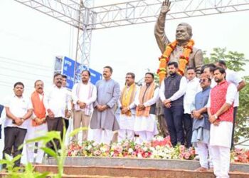 କଟକ ବେଲଭ୍ୟୁ ଛକ ଠାରେ ପୂର୍ବତନ ପ୍ରଧାନମନ୍ତ୍ରୀ ଭାରତ ରତ୍ନ ଅଟଳ ବିହାରୀ ବାଜପେୟୀଙ୍କ ପୂର୍ଣ୍ଣାବୟବ ବ୍ରୋଞ୍ଜ ପ୍ରତିମୂର୍ତ୍ତି ଉନ୍ମୋଚନ କରୁଛନ୍ତି – ମୁଖ୍ୟମନ୍ତ୍ରୀ ଶ୍ରୀ ମୋହନ ଚରଣ ମାଝୀ