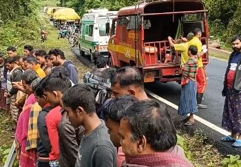 ମର୍ମନ୍ତୁଦ ସଡ଼କ ଦୁର୍ଘଟଣା ୩୦ଫୁଟ୍ ତଳକୁ ଖସିଲା ସିମେଣ୍ଟ ବୋଝେଇ ଟ୍ରକ୍, ଟ୍ରକ୍ ଭିତରେ ଚାପି ହୋଇ ଚାଳକ ମୃତ