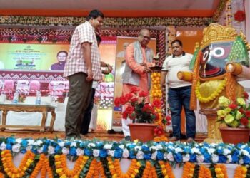ସ୍ଥାନୀୟ କରନେସନ ପଡ଼ିଆ ଠାରେ ଜ଼ିଲ୍ଲା ସ୍ତରୀୟ ଚାଷୀମାନଙ୍କୁ ଇନପୁଟ ସହାୟତା ରାଶି ବଣ୍ଟନ ର ଶୁଭାରମ୍ଭ – . ଯୋଗ ଦେଲେ ବିଧାୟକ  