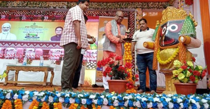ସ୍ଥାନୀୟ କରନେସନ ପଡ଼ିଆ ଠାରେ ଜ଼ିଲ୍ଲା ସ୍ତରୀୟ ଚାଷୀମାନଙ୍କୁ ଇନପୁଟ ସହାୟତା ରାଶି ବଣ୍ଟନ ର ଶୁଭାରମ୍ଭ – . ଯୋଗ ଦେଲେ ବିଧାୟକ