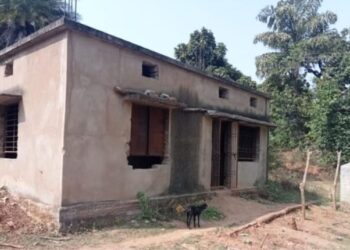 ନିର୍ମାଣଧିନ ସଭା ଗୃହ କାର୍ଯ୍ୟ ନିର୍ମାଣରେ ବିଳମ୍ବ : ଖତ ଖାଇବାକୁ ବସିଲାଣି ଅର୍ଦ୍ଧନିର୍ମିତ ଗୃହ