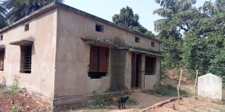 ନିର୍ମାଣଧିନ ସଭା ଗୃହ କାର୍ଯ୍ୟ ନିର୍ମାଣରେ ବିଳମ୍ବ : ଖତ ଖାଇବାକୁ ବସିଲାଣି ଅର୍ଦ୍ଧନିର୍ମିତ ଗୃହ