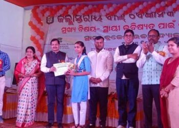 ନୂଆଗାଁ ବ୍ଲକ୍ ପାଇଁ ଗୌରବ ଆଣିଲେ ଶିବାନୀ ପୁରସ୍କୃତ କଲେ ଦଶପଲ୍ଲା ବିଧାୟକ ଏବଂ ଜିଲ୍ଲାପାଳ