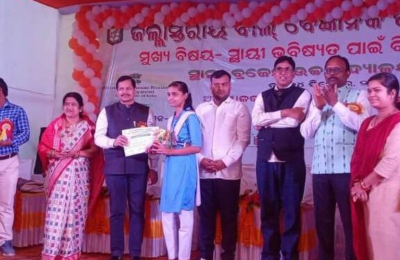 ନୂଆଗାଁ ବ୍ଲକ୍ ପାଇଁ ଗୌରବ ଆଣିଲେ ଶିବାନୀ ପୁରସ୍କୃତ କଲେ ଦଶପଲ୍ଲା ବିଧାୟକ ଏବଂ ଜିଲ୍ଲାପାଳ