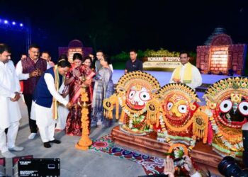 ୩୫ ତମ କୋଣାର୍କ ଉତ୍ସବ ଉଦଘାଟିତ : ବାଲୁକାକଳା ରେ ଚମକିଲା ଚନ୍ଦ୍ରଭାଗା