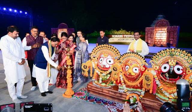 ୩୫ ତମ କୋଣାର୍କ ଉତ୍ସବ ଉଦଘାଟିତ : ବାଲୁକାକଳା ରେ ଚମକିଲା ଚନ୍ଦ୍ରଭାଗା