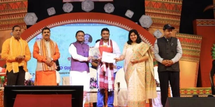 ଯୁବ ସମାଜ ସେବୀ ବୁଲୁ ମଲିକ ଆଦିବାସୀ ପ୍ରତିଭା ସମ୍ମାନରେ ସମ୍ମାନୀତ