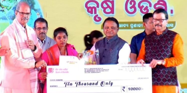 ଆଦିବାସୀ ମହିଳା ଚାଷୀ ଭାବେ ମୁନୀ ମାଡକାମୀ ସମ୍ମାନିତ