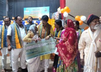 ହିତାଧିକାରୀଙ୍କ ମୁହଁରେ ହସ ଟିକିଏ ଦେଖିବାକୁ ହିଁ ରାଜ୍ୟ ସରକାରଙ୍କ ପ୍ରୟାସ : ମନ୍ତ୍ରୀ ଡଃ ମହାପାତ୍ର