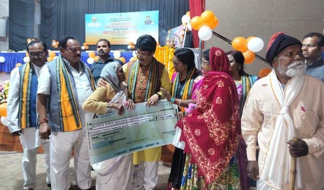 ହିତାଧିକାରୀଙ୍କ ମୁହଁରେ ହସ ଟିକିଏ ଦେଖିବାକୁ ହିଁ ରାଜ୍ୟ ସରକାରଙ୍କ ପ୍ରୟାସ : ମନ୍ତ୍ରୀ ଡଃ ମହାପାତ୍ର