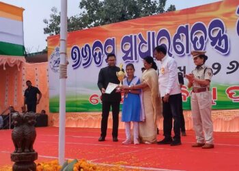 ଜିଲ୍ଲା ଟପର ଦେବସ୍ମିତା କୁ ପୁରସ୍କୃତ କଲେ ଉପ ମୁଖ୍ୟ ମନ୍ତ୍ରୀ