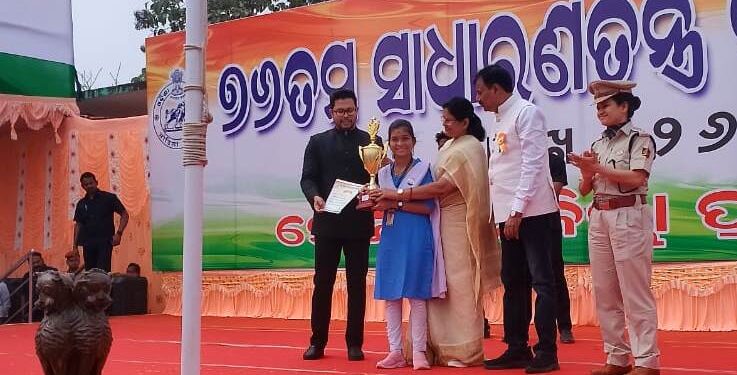ଜିଲ୍ଲା ଟପର ଦେବସ୍ମିତା କୁ ପୁରସ୍କୃତ କଲେ ଉପ ମୁଖ୍ୟ ମନ୍ତ୍ରୀ