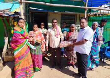 ନୂତନ ବର୍ଷ ଉପଲକ୍ଷେ ସଧବା ଏବଂ ବିଧବା ବାପା ମାଁ ମାନଙ୍କୁ ଶୀତବସ୍ତ୍ର ବଣ୍ଟନ