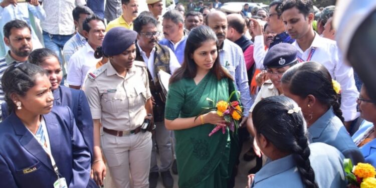 କେନ୍ଦ୍ରୀୟ କ୍ରୀଡ଼ା ଓ ଯୁବବ୍ୟାପର ରାଷ୍ଟ୍ର ମନ୍ତ୍ରୀଙ୍କ ଗଜପତି ଗ୍ରସ୍ତ: ଆକାଂକ୍ଷା ଜିଲ୍ଲାରେ କାର୍ଯ୍ୟକାରୀ ହେଉଥିବା ବିକାଶ ମୂଳକ କାର୍ଯ୍ୟର ସମୀକ୍ଷା