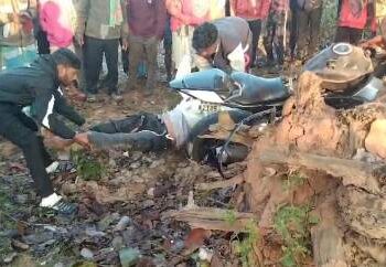 ଭାରସାମ୍ୟ ହରାଇ ଗଛରେ ପିଟି ହେଲା ବାଇକ୍, ଚାଲିଗଲା ଯୁବକଙ୍କ ଜୀବନ