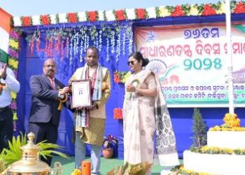 ବାଲିଗୁଡା ଉପଖଣ୍ଡ ପ୍ରଶାସନ ପକ୍ଷରୁ ବରିଷ୍ଠ ମଞ୍ଚ କଳାକାର ତଥା ନାଟ୍ୟକାର ପ୍ରମୋଦ ଦଣ୍ଡସେନା ସମ୍ବର୍ଦ୍ଧିତ