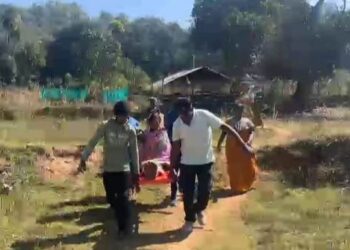 ପୁଣି ମୋହନା ବ୍ଳକରେ ଦେବାକୁ ମିଳିଛି ଜନନୀ ଯନ୍ତରଣା : ରାସ୍ତା ନଥିବାରୁ ଷ୍ଟ୍ରେଚରରେ ବୁହାହେଲେ ଗର୍ଭବତୀ
