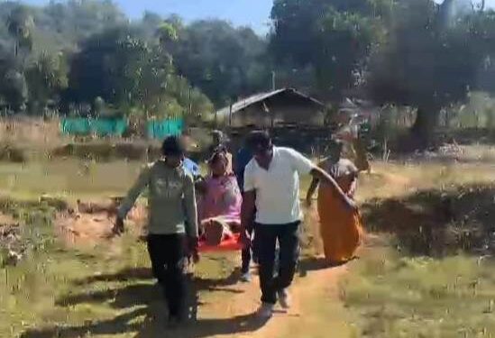 ପୁଣି ମୋହନା ବ୍ଳକରେ ଦେବାକୁ ମିଳିଛି ଜନନୀ ଯନ୍ତରଣା : ରାସ୍ତା ନଥିବାରୁ ଷ୍ଟ୍ରେଚରରେ ବୁହାହେଲେ ଗର୍ଭବତୀ