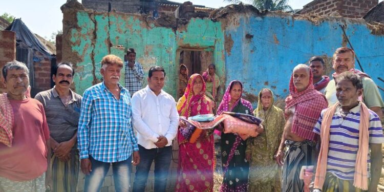 ଅଗ୍ନି ବିପନ୍ନଙ୍କୁ ସହାୟତା ଦେଲେ ଯୁବ ବିଜେଡି ଜିଲ୍ଲା ଉପସଭାପତି