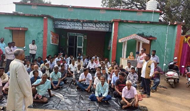 ମଣ୍ଡି ରେ ଧାନ କିଣାରେ ଅନିଶ୍ଚିତତା ପ୍ରତିବାଦ ରେ ଚାଷି ଆନ୍ଦୋଳନ ମୁଣ୍ଡ ଟେକିଲା