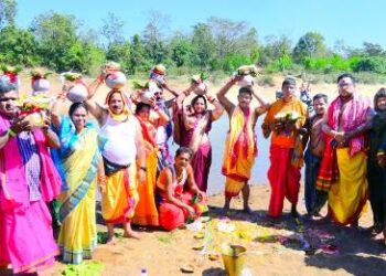 ହନୁମାନ ଜିଉଙ୍କ ବିଗ୍ରହ ଏବଂ ମନ୍ଦିର ପ୍ରତିଷ୍ଠା ମହୋତ୍ସବ : ଶତାଧିକ ମହିଳାଙ୍କ ଗହଣରେ କଳସ ଯାତ୍ରା ଆୟୋଜିତ