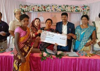 ନିର୍ମାଣ ଶ୍ରମିକ ହିତାଧିକାରୀଙ୍କୁ ପରିଚୟ ପତ୍ର ଓ ସହାୟତା ବିତରଣ