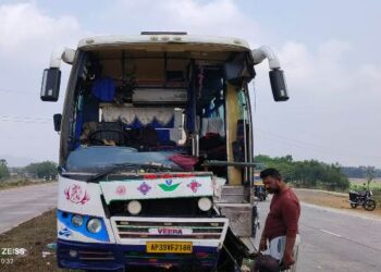 ସ୍କର୍ପିଓ ପଛପଟକୁ ଧକ୍କା ଦେଲା ତୀର୍ଥଯାତ୍ରୀ ବସ