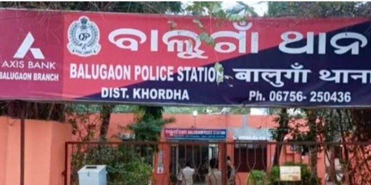 ଘରୁ ଚୋରୀ କଲେ, ନିଆଁ ଲଗେଇ ପଳେଇଲେ