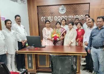 ବିରିଡି ବ୍ଲକ କର୍ମଚାରୀ ମାନଙ୍କ ପକ୍ଷରୁ ନୂତନ ବିଡ଼ିଓ ଙ୍କୁ ସମ୍ବର୍ଦ୍ଧନା