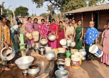 ୪୦ ପରିବାରକୁ ମାତ୍ର ଗୋଟିଏ ନଳକୂପ : ସକାଳ ପାଇଲେ ପାଣି ପାଇଁ ଅଶାନ୍ତି ଆରମ୍ଭ : ସମାଧାନ ପାଇଁ ଦାବୀ