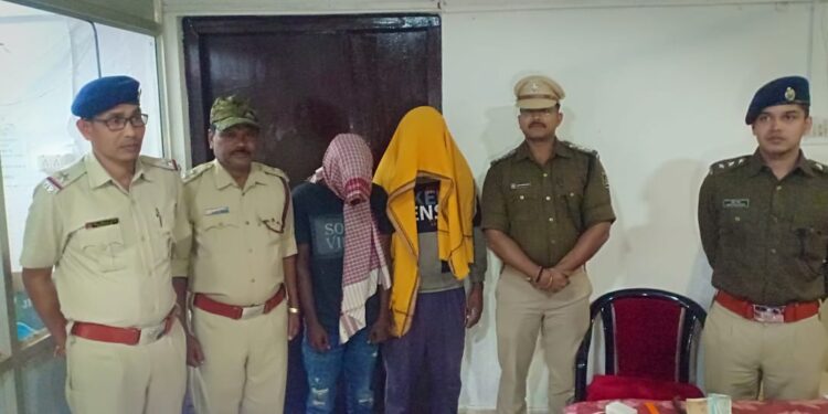 ମେଡ଼ିସିନ ଷ୍ଟୋର ରୁ ସଟର ତାଲା ଭାଙ୍ଗି ଚୋରୀ ଘଟଣାରେ ଦୁଇ ପେଶାଦାର ଅପରାଧୀ ଗିରଫ : ନଗଦ ଟଙ୍କା ସହ ବିଭିନ୍ନ ସାମଗ୍ରୀ ଜବତ