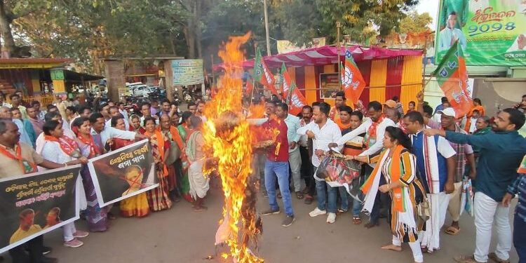 କଂଗ୍ରେସ ବିରୁଦ୍ଧରେ ବିଜେପିର ରଣ ହୁଙ୍କାର : ସୋନିଆ ଗାନ୍ଧିଙ୍କ କୁଶ ପୁତ୍ତଳିକା ଦାହ