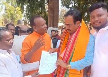 ଜ଼ିଲ୍ଲା ନାଗରିକ କମିଟି ପକ୍ଷରୁ ବିଭିନ୍ନ ପ୍ରକାର ଅଭାବ, ଅସୁବିଧା ଓ ସମସ୍ୟା ନେଇ ସାଂସଦଙ୍କୁ ଦାବୀ ପତ୍ର ପ୍ରଦାନ