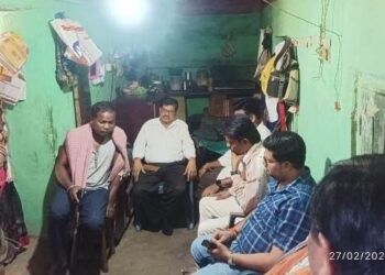 ମୃତକ କଲେଜ ଛାତ୍ରୀଙ୍କ ପରିବାରଙ୍କୁ ଭେଟିଲେ ବିଜେପିର ବରିଷ୍ଠ କାର୍ଯ୍ଯକର୍ତ୍ତା