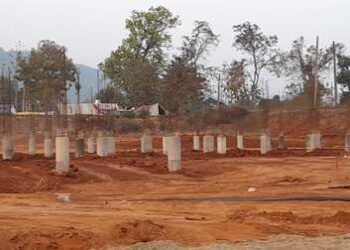 ଆଣ୍ଠେଇ ପଡିଛି ଖୋର୍ଦ୍ଧା-ବଲାଙ୍ଗୀର ରେଳ ପ୍ରକଳ୍ପ :  କଚ୍ଚପ ଗତିରେ ଚାଲିଛି ନିର୍ମାଣ କାର୍ଯ୍ୟ – ଷ୍ଟେସନ ନିର୍ମାଣ କାର୍ଯ୍ୟରେ ବାଧକ ବିଦ୍ୟୁତ୍ ଖୁଣ୍ଟି 