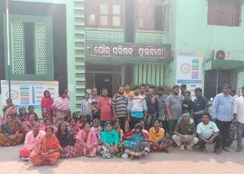 କନ୍ଧମାଳ ଜିଲ୍ଲାର ବିଭିନ୍ନ ସରକାରୀ ଦପ୍ତରମାନଙ୍କରେ କାର୍ଯ୍ୟରତ୍ତ ଥିବା ଆଉଟସୋର୍ସିଙ୍ଗ କର୍ମଚାରୀମାନଙ୍କ କଳାବ୍ୟାଚ ପରିଧାନ ଦିତୀୟ ଦିନରେ