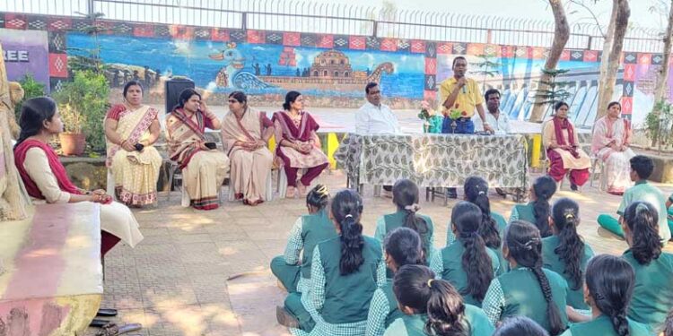 ରାଜସୁନାଖଳା ରେ କିଶୋରୀ ବାଳିକା ସ୍ୱାସ୍ଥ୍ୟ ଓ ସଚେତନତା କାର୍ଯ୍ୟକ୍ରମ