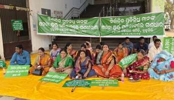 ନିର୍ବାଚିତ ପ୍ରତିନିଧିମାନଙ୍କୁ ଅଣଦେଖା ପ୍ରତିବାଦରେ ବ୍ଲକ ଫାଟକ ରେ ତାଲା