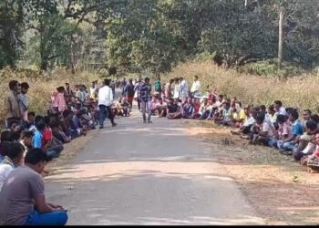 ପୂର୍ବତନ ଓ୍ବାର୍ଡମେମ୍ବରଙ୍କୁ ଗଳାକାଟି ହତ୍ୟା: ମୃତଦେହକୁ ବାଇକ୍‌ରେ ବାନ୍ଧି ଘୋଷାଡ଼ି ଘୋଷାଡ଼ି ନେଇ ରାସ୍ତାରେ ଫିଙ୍ଗି ଦେଲେ