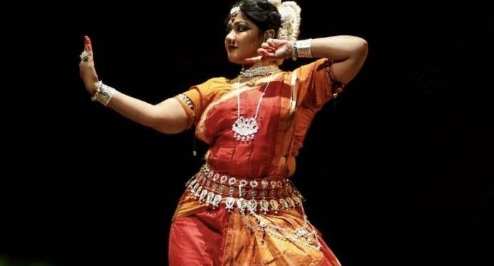 ଗୁରୁ ପଙ୍କଜ ଉତ୍ସବ ଓ ମାହାରୀ ସମ୍ମାନ ଉଦ୍ଘାଟନୀ ସନ୍ଧ୍ୟା ରେ ଓଡ଼ିଶୀ ନୃତ୍ୟ ମାଧ୍ୟମରେ ଦର୍ଶକଙ୍କ ମନ ମୋହିଲେ ନୃତ୍ୟ ଶିଳ୍ପୀ ଆଦ୍ୟାଶା ମିଶ୍ର