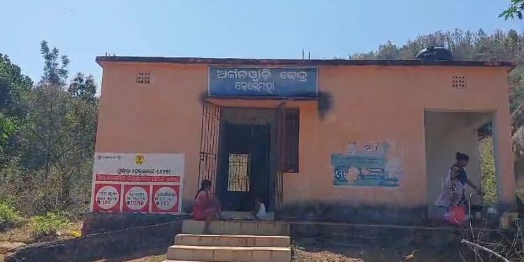ଅଙ୍ଗନୱାଡ଼ି କେନ୍ଦ୍ରରେ ଦୀର୍ଘଦିନ ହେଲା ନଳକୂପ ଅଚଳ : ପାଣି ସମସ୍ୟା ସୁଧୁରିବ କେବେ ..?