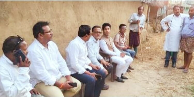 ଅଗ୍ନିକାଣ୍ଡରେ ସର୍ବସ୍ଵ ହରାଇଥିବା ପରିବାରକୁ ଭେଟି ସାହାଯ୍ୟର ହାତ ବଢାଇଛନ୍ତି ବିଧାୟକ