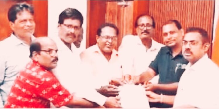 ନୂତନ ବ୍ଲକ ପ୍ରତିଷ୍ଠା ଦାବିରେ ଜିଲ୍ଲାପାଳଙ୍କୁ ଦାବିପତ୍ର ପ୍ରଦାନ କଲେ ସିଙ୍ଗିରି ଗ୍ରାମବାସୀ