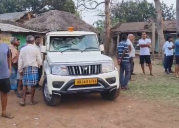 ପୂର୍ବକୋଟ ତେଲଙ୍ଗା ବସ୍ତିରେ ପୁଲିସ ଚଢାଉବେଳେ ଦୁର୍ବୁତ ଭାଙ୍ଗିଦେଲେ କୋରାଇ ଥାନା ଅଧିକାରୀଙ୍କ ଗାଡ଼ି –  ୫ପୁରୁଷ ସମେତ ୧୩ଜଣ ମହିଳା ଅଟକ ; ୫ବାଇକ ଜବତ