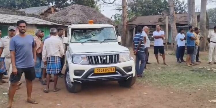 ପୂର୍ବକୋଟ ତେଲଙ୍ଗା ବସ୍ତିରେ ପୁଲିସ ଚଢାଉବେଳେ ଦୁର୍ବୁତ ଭାଙ୍ଗିଦେଲେ କୋରାଇ ଥାନା ଅଧିକାରୀଙ୍କ ଗାଡ଼ି –  ୫ପୁରୁଷ ସମେତ ୧୩ଜଣ ମହିଳା ଅଟକ ; ୫ବାଇକ ଜବତ