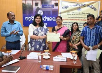 ୨୫ ଭୂମିହୀନ ପରିବାର, ୩୧ ବିଦ୍ୟାଳୟକୁ ଜମିପଟ୍ଟା ବଣ୍ଟନ କଲେ ଭୁବନେଶ୍ବର ସାଂସଦ