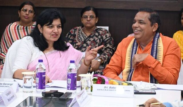 ଭୁବନେଶ୍ବର ବ୍ଲକ କାର୍ଯ୍ୟାଳୟରେ ସାଂସଦଙ୍କ ସମୀକ୍ଷା ବୈଠକ : ଉତ୍କଳ ଦିବସରୁ ଏଥର ଗାଁକୁ ଗାଁ ବୁଲିବେ ଅପରାଜିତା