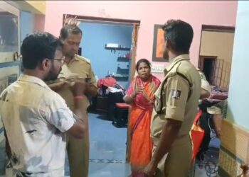 ଦୁର୍ବୃତ୍ତମାନେ ଝରକା ତାଡି ଘରୁ ଲକ୍ଷାଧିକ ଟଙ୍କାର ସୁନା ଅଳଙ୍କାର ଲୁଟି ନେଇଗଲେ