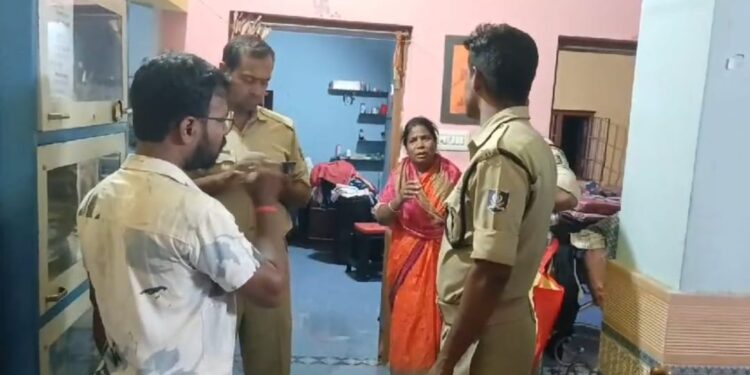 ଦୁର୍ବୃତ୍ତମାନେ ଝରକା ତାଡି ଘରୁ ଲକ୍ଷାଧିକ ଟଙ୍କାର ସୁନା ଅଳଙ୍କାର ଲୁଟି ନେଇଗଲେ