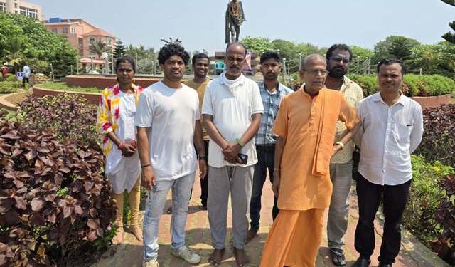 ଗୋହତ୍ୟା ବନ୍ଦ ପାଇଁ ଗାନ୍ଧୀମୂର୍ତ୍ତି ତଳେ ସତ୍ୟାଗ୍ରହ